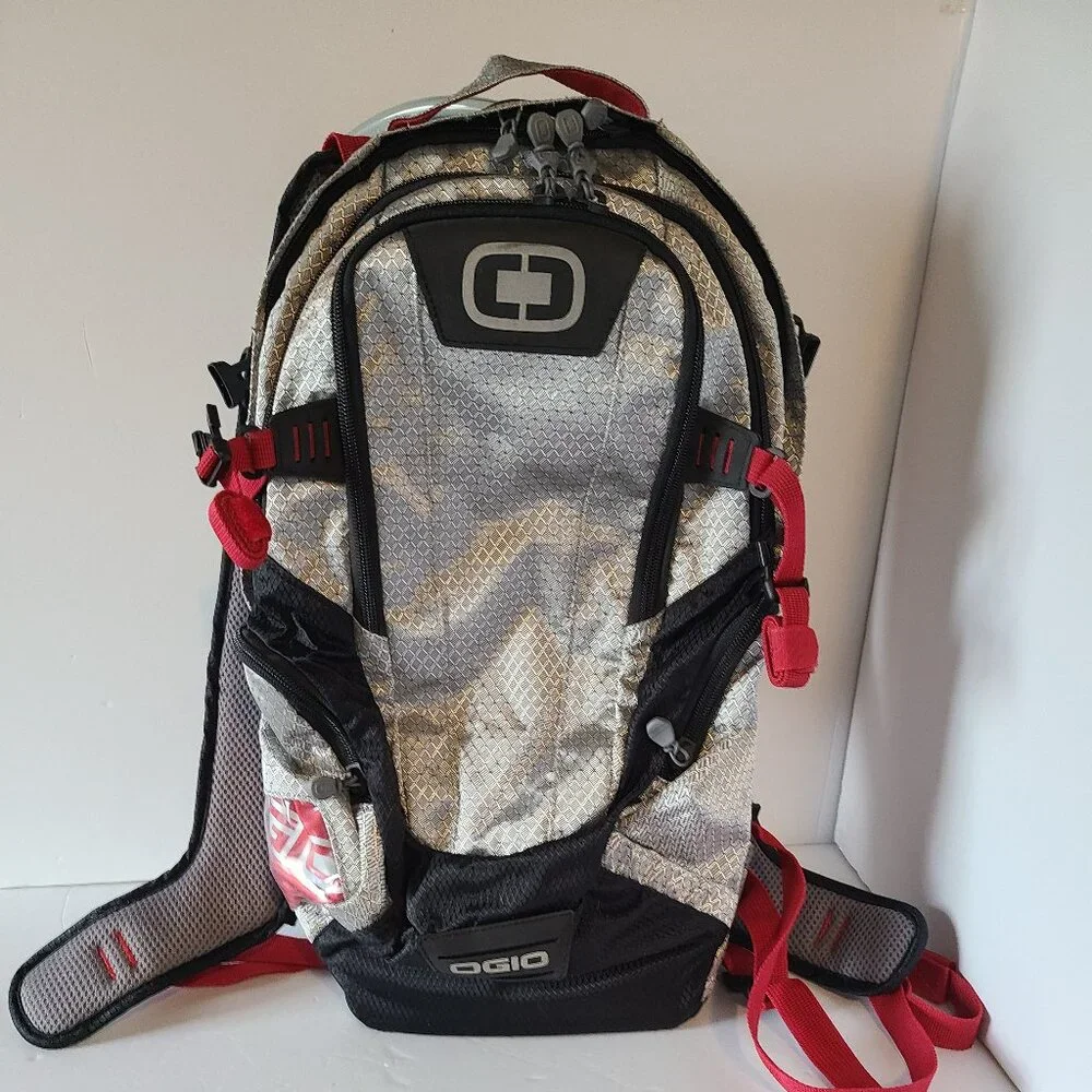 OGIO ATLAS 100 HYDRATION BACKPACK-100 OZ/ 3L BLADDER- CHROME-BLACK/RED ACCENTS